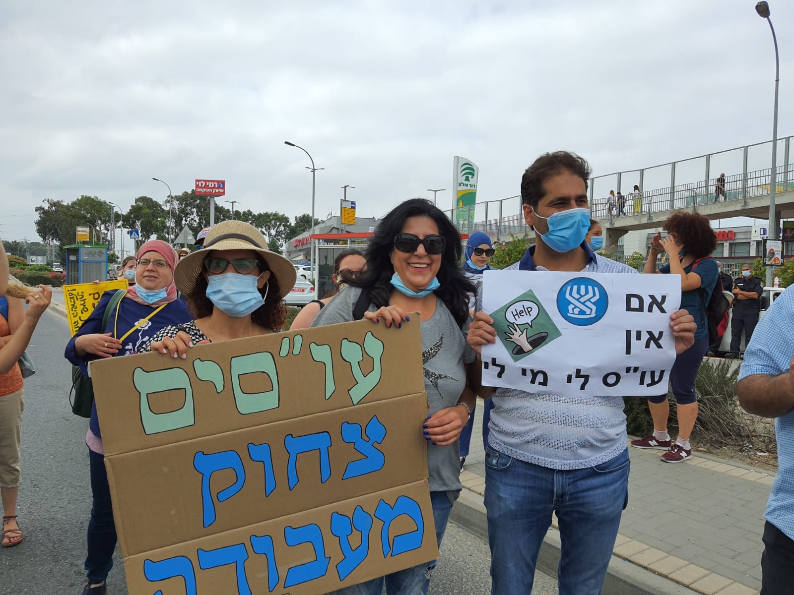 העובדות הסוציאליות ממשיכות להפגין בצמתים