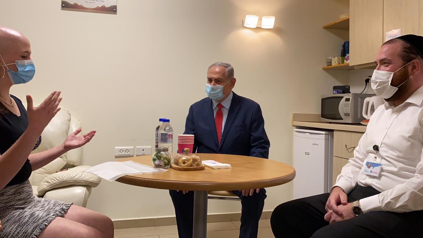 ראש הממשלה בביקור מרגש אצל ילדה החולה בסרטן