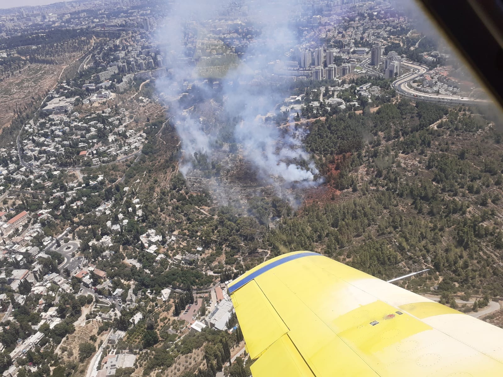 4 מטוסי כיבוי אש פועלים באזור קריית ענבים בניסיון להשתלט על שרפת חורש