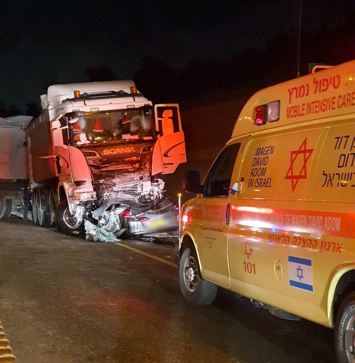 תאונה חזיתית בין משאית לכלי רכב פרטי