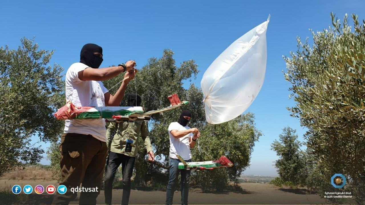 בלוני תבערה | צפו בתיעוד שיגור בלונים לעבר ישראל