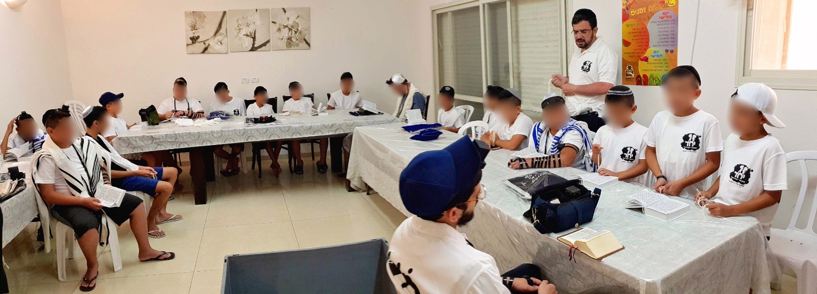 הילד נפרד בדמעות מקייטנת יד לאחים וחזר לכפר הערבי
