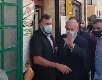 מאותת לבחירות? נתניהו קונה פיתות במחנה יהודה | צפו