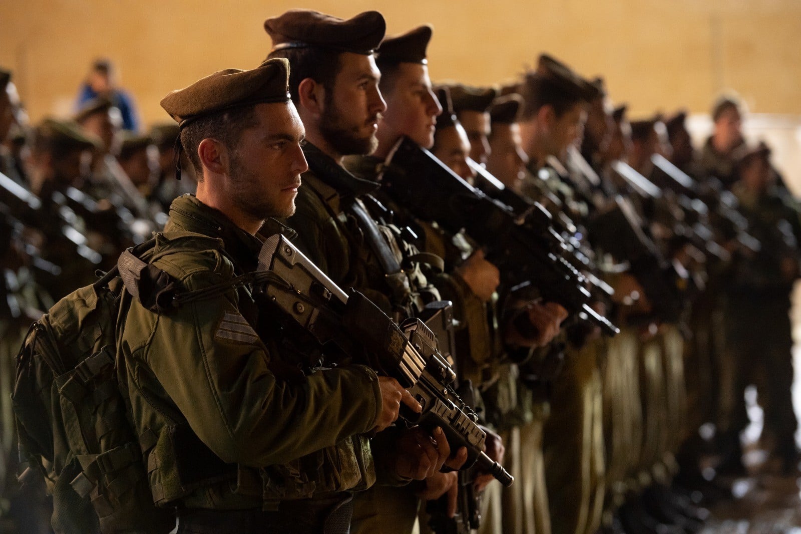 בקומה זקופה: לוחמי גולני התעקשו להמשיך לכותל לאחר הפיגוע. צפו