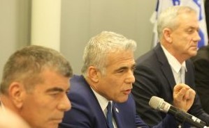 חה"כ לפיד נגד חבריי ה'קוקפיט בדימוס' - ״רק הפראיירים ימשיכו לשרת בחסות גנץ ואשכנזי״