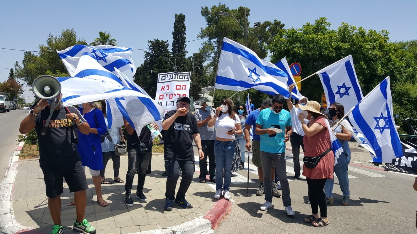 לאור חשיפת ניגוד העניינים – המחאה נגד הנשיאה חיות נמשכת