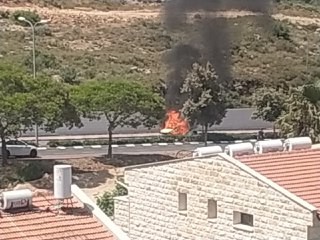 לפני זמן קצר: שריפת רכב מול אחד מסניפיו של רמי לוי באריאל