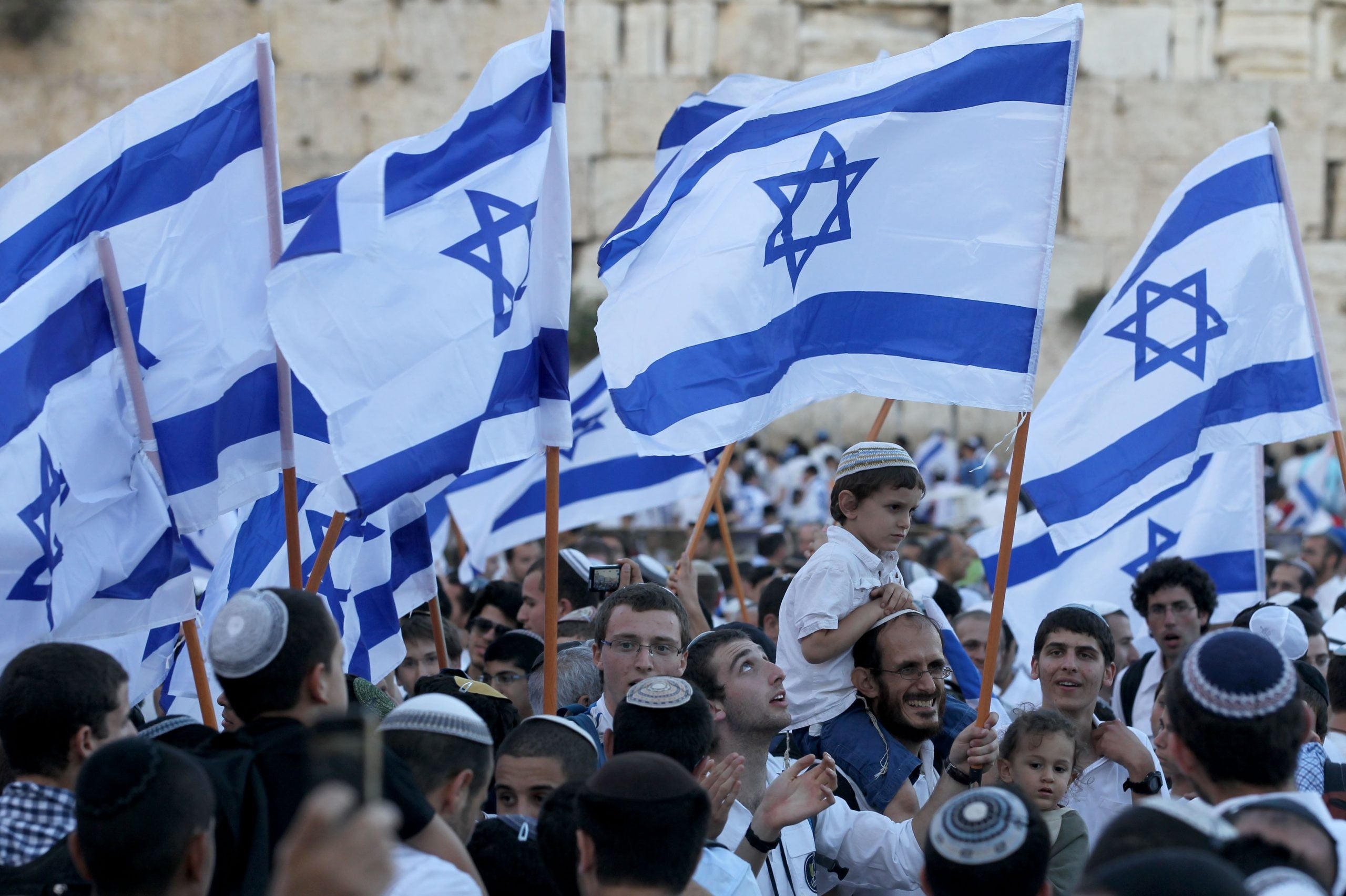 בצל המהומות: ריקוד הדגלים החל