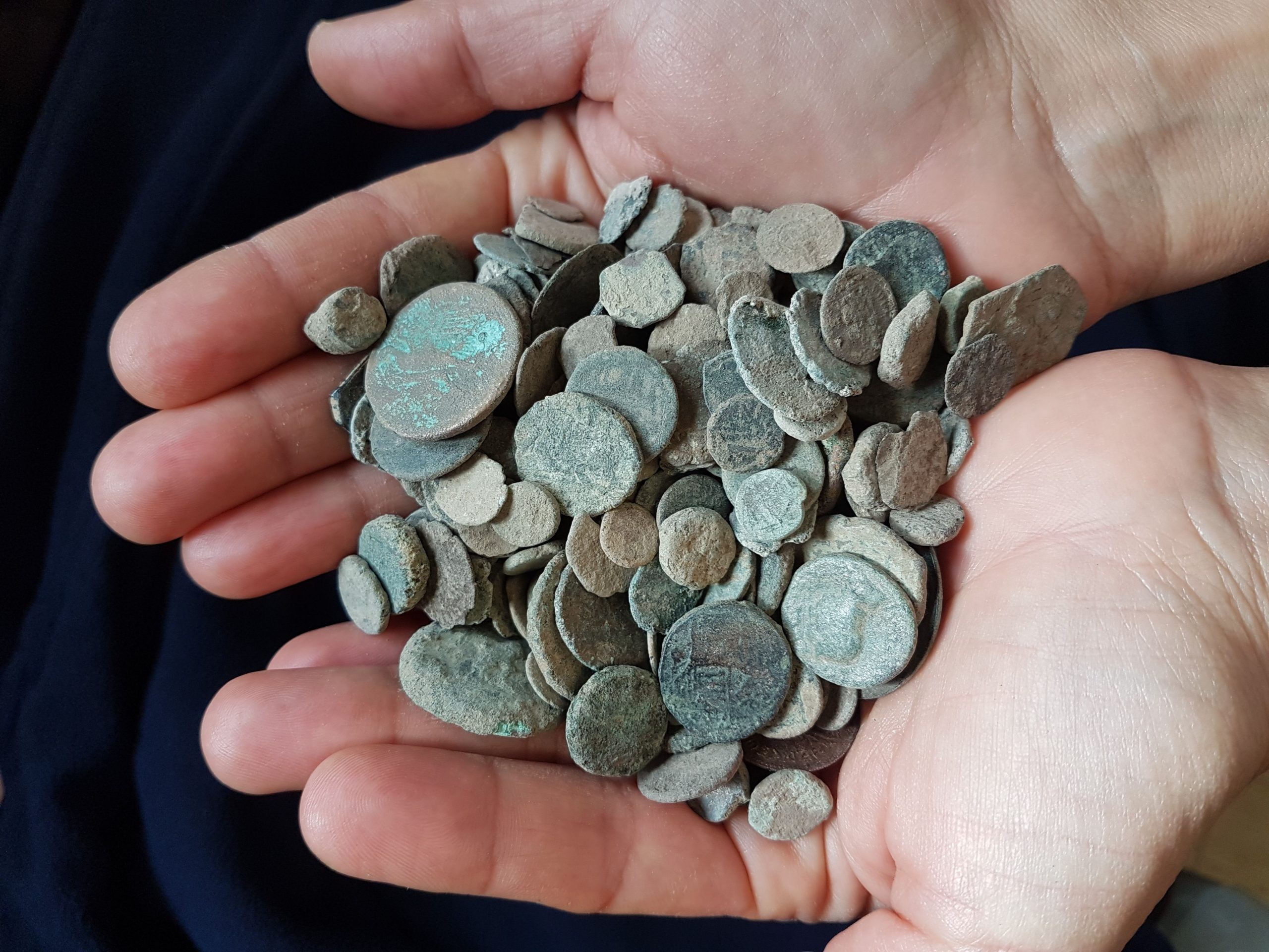 גנב את ההיסטוריה: מאות מטבעות עתיקים נתפסו בביתו של שודד עתיקות