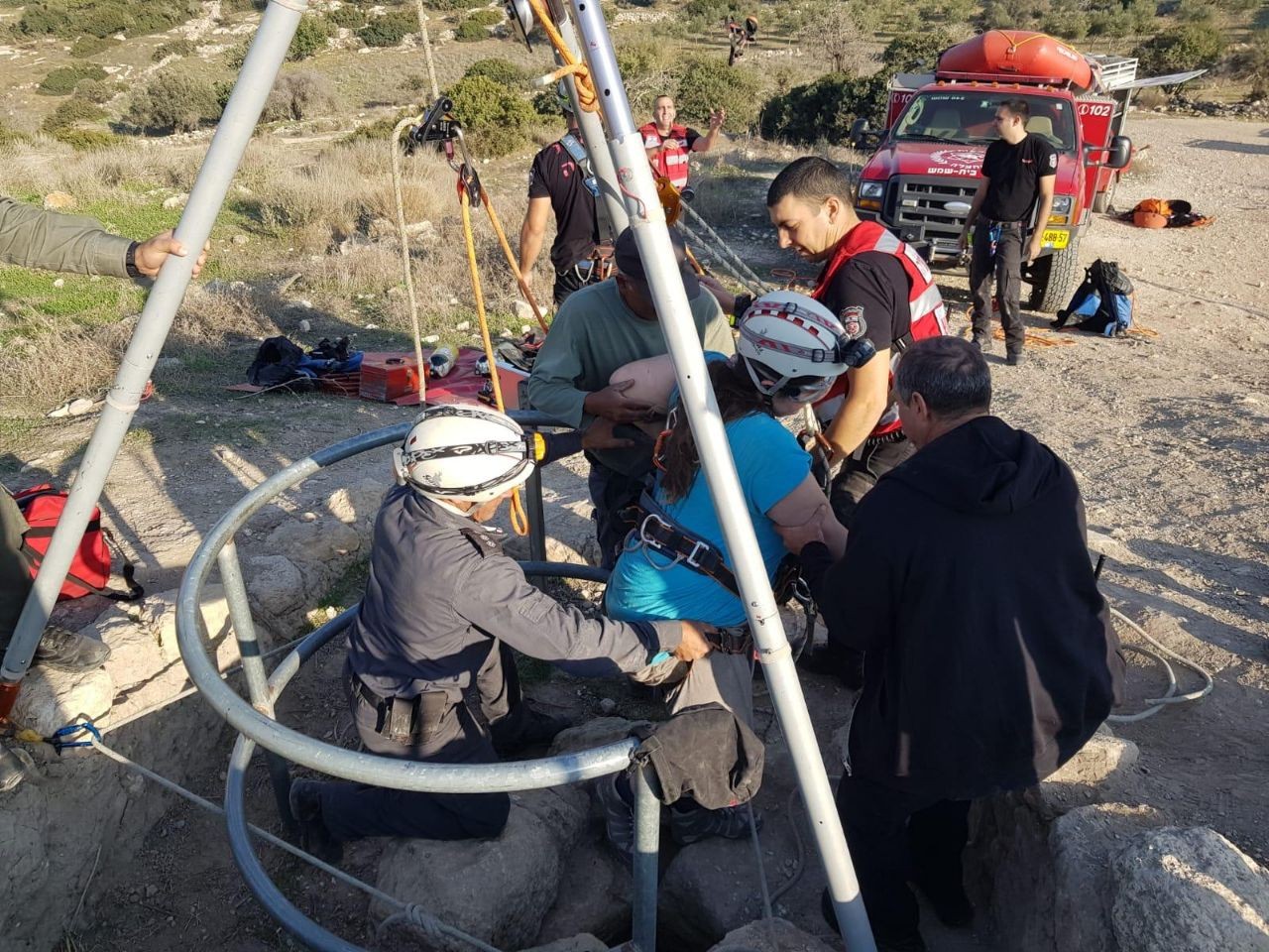 כך חולצה מטיילת ממערה בח׳ירבת בורגין