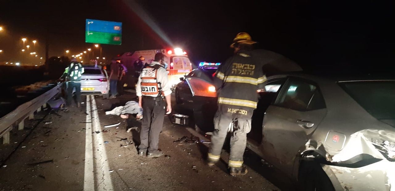 הולכת רגל נהרגה בתאונת שרשרת בדרום