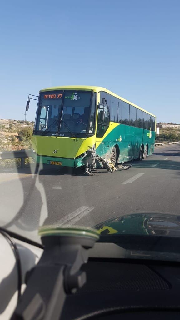 2 פצועים בתאונת דרכים בין אוטובוס לרכב פרטי בכביש 60