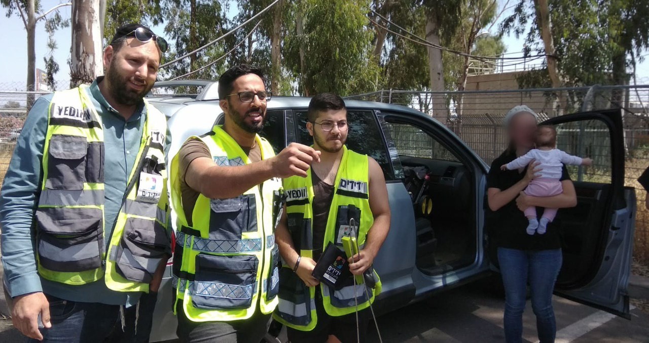 כפר סבא: תינוקת ננעלה בטעות ברכב וחולצה ע"י כונני ידידים