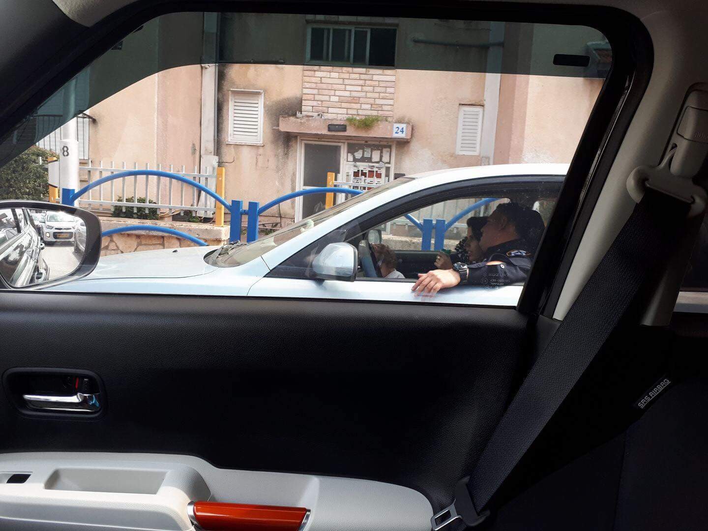 ברכב נהג שוטר, תינוקת ישבה במושב הקדמי