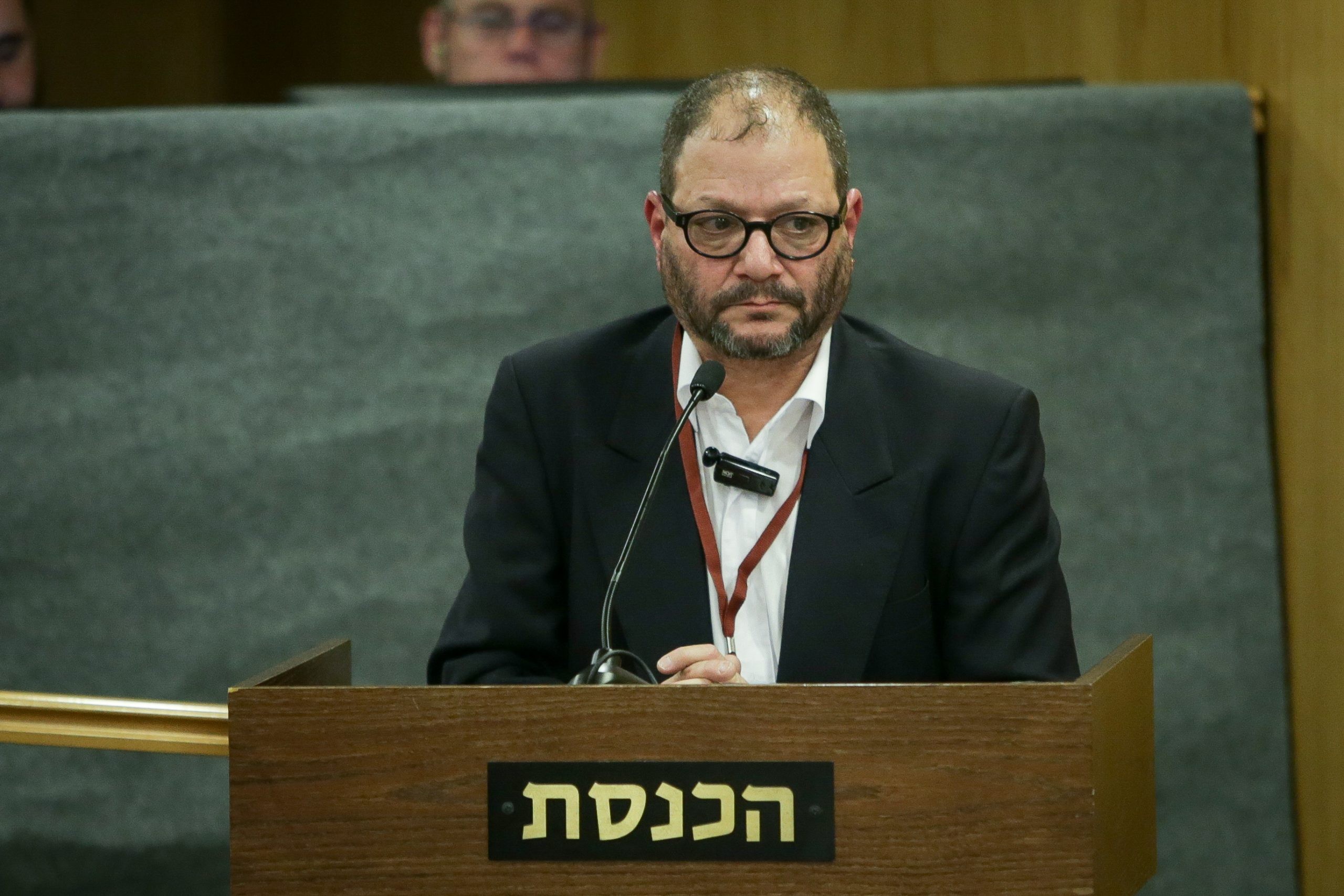 לאחר שתועד מכה שוטרים: ח"כ כסיף נחקר - זהו הח"כ שתמך בו