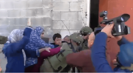 חייל צה"ל סופג מכות במהלך מעצר של זורק אבנים בכפר קדום