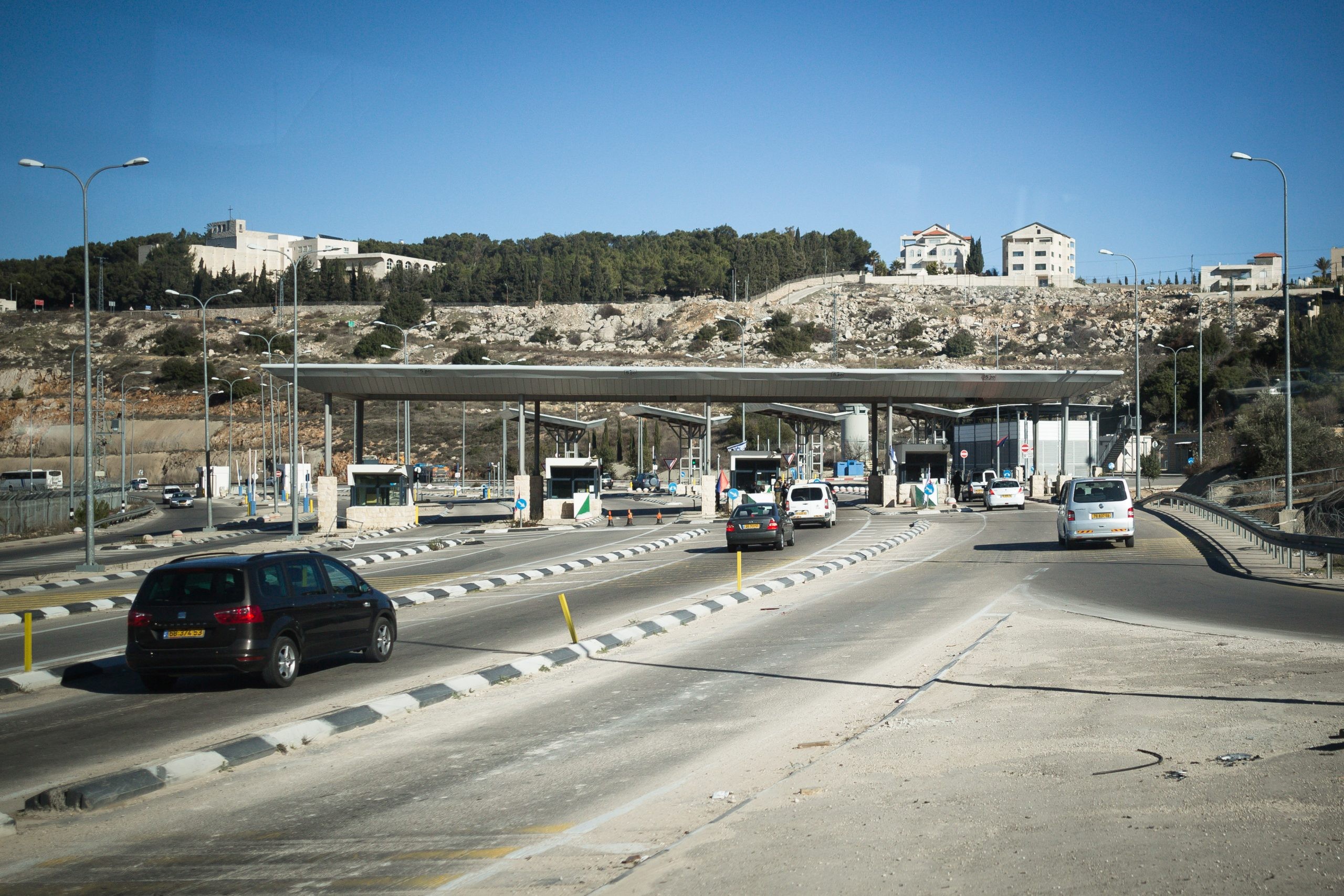 דיווח ראשוני על פיגוע דקירה במחסום המנהרות