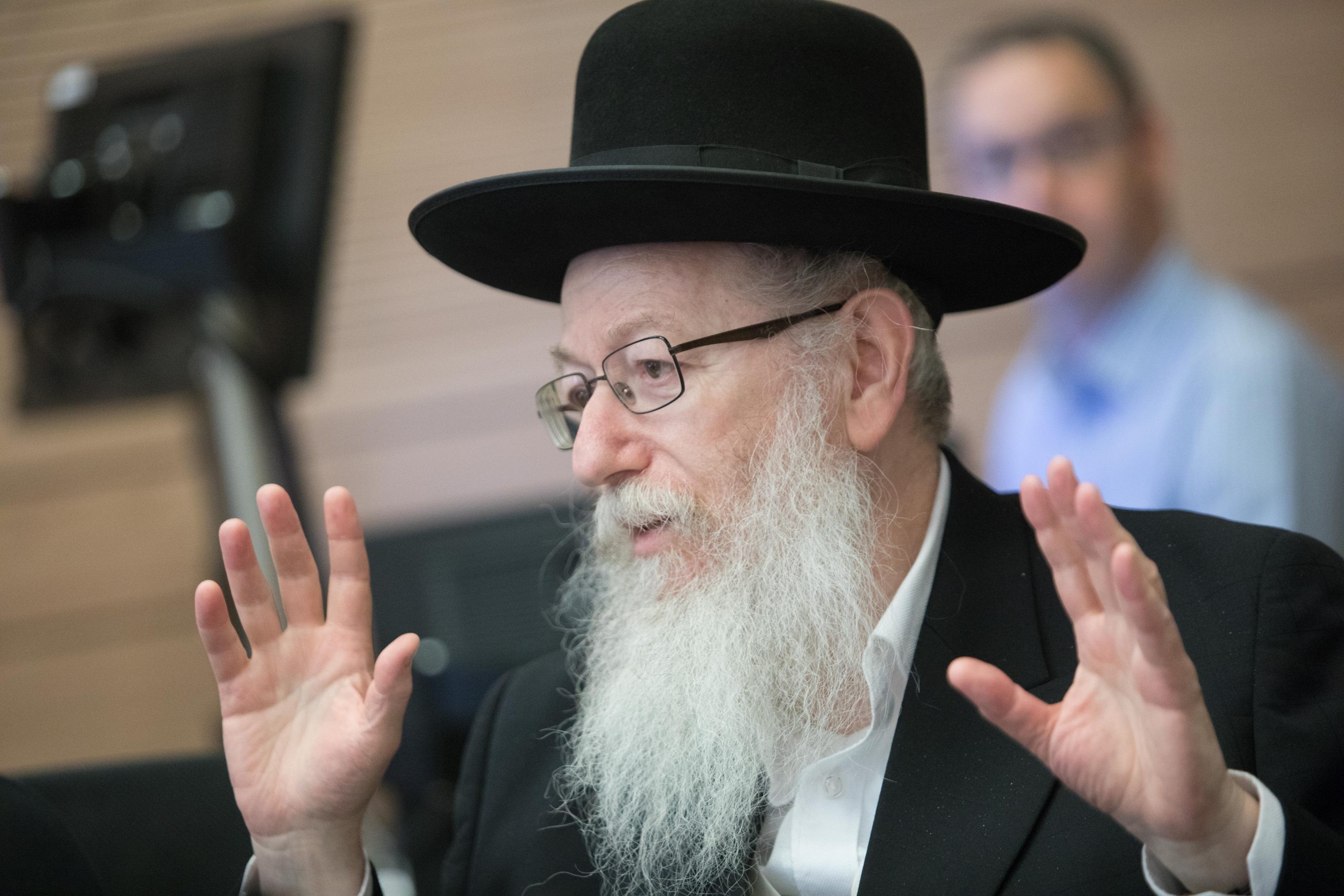 "שר הבריאות מעולם לא הורה על הפסקת פעילות המעבדות בשבת"