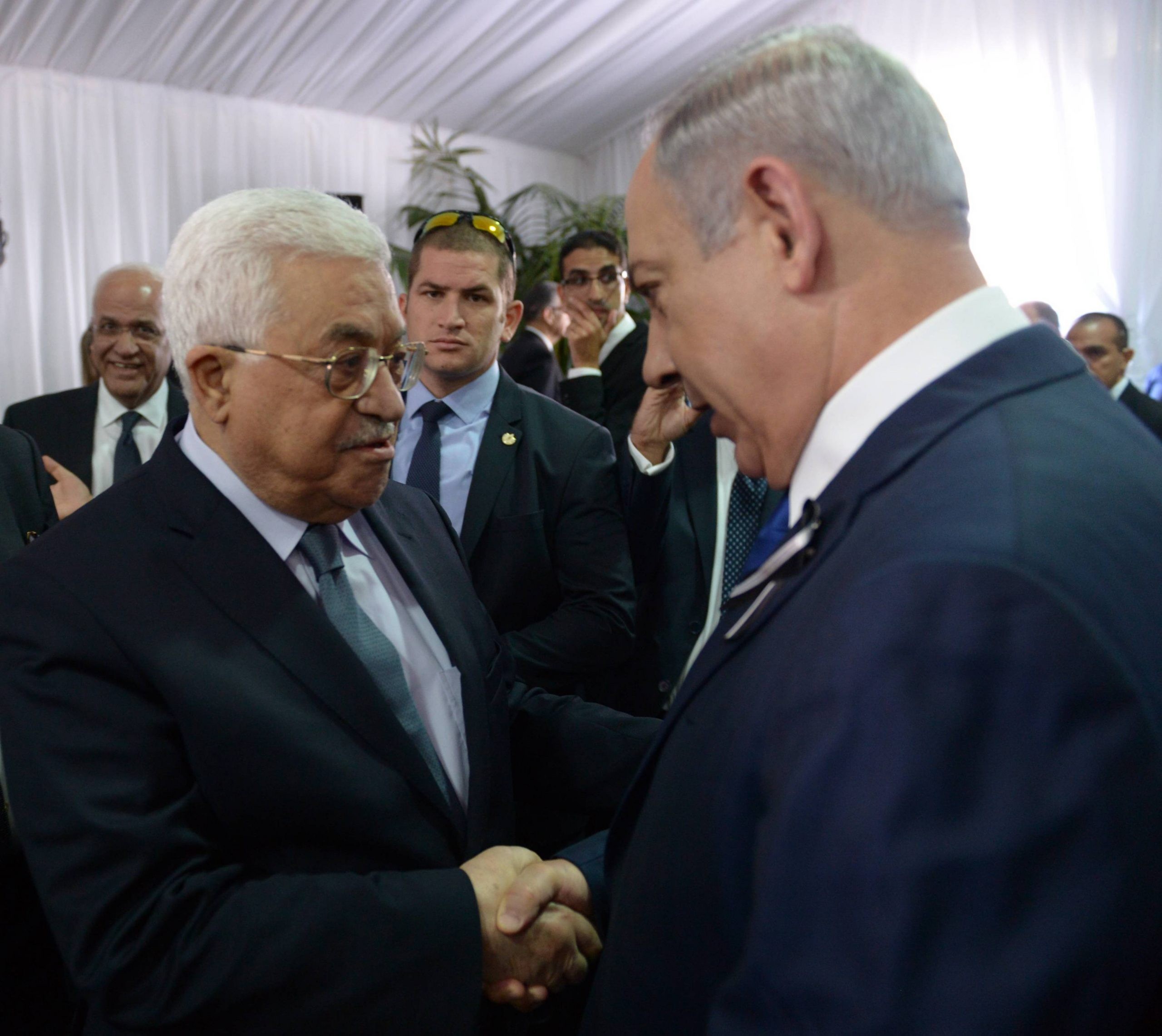 ראש הממשלה נתניהו עם יו"ר הרשות הפלסטינית אבו מאזן בהלוויית הנשיא לשעבר שמעון פרס | צילום: פלאש 90