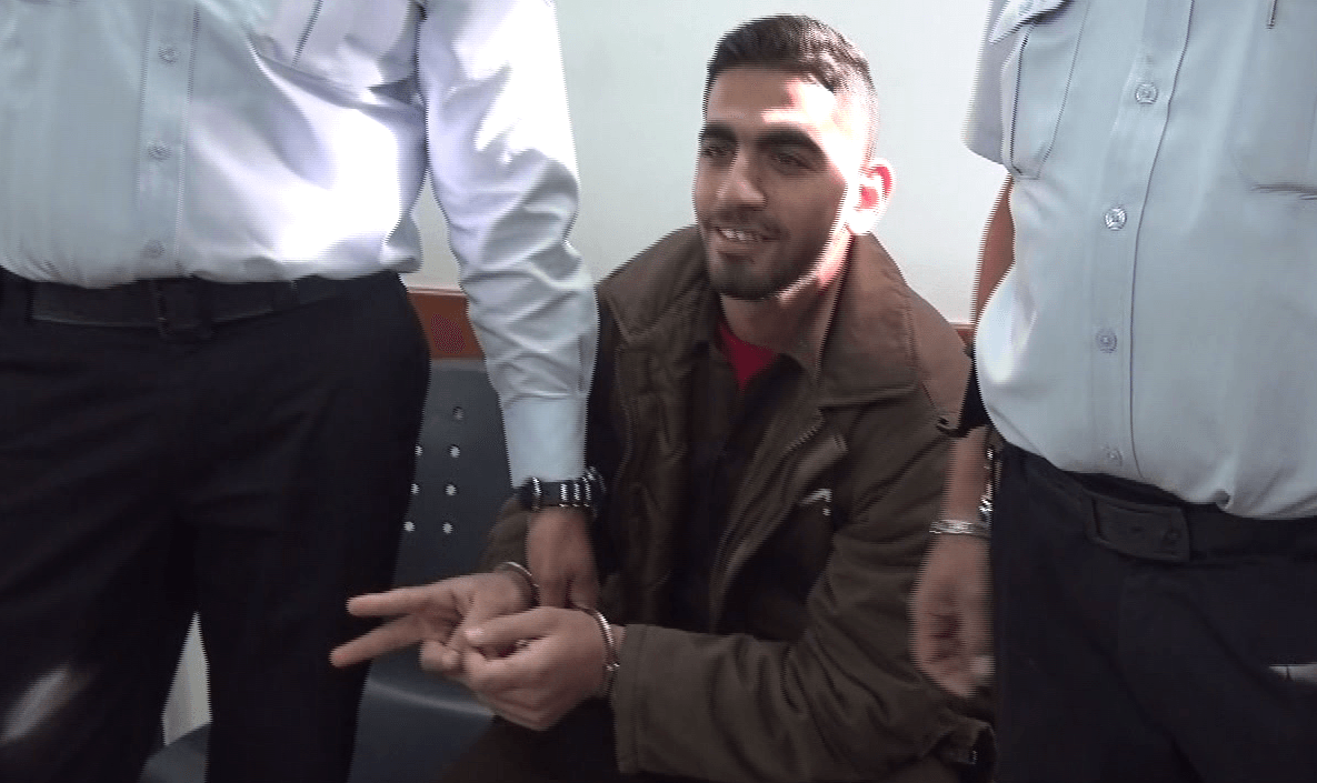 המחבל עומר אל-עבד שרצח את בני משפחת סלומון בבית המשפט. צילום: ערוץ 20