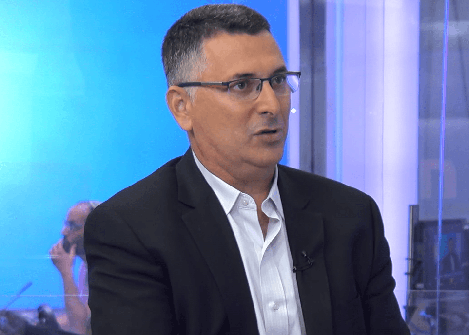 ח"כ גדעון סער באולפן עם הצעת החוק שהעלה לכנסת