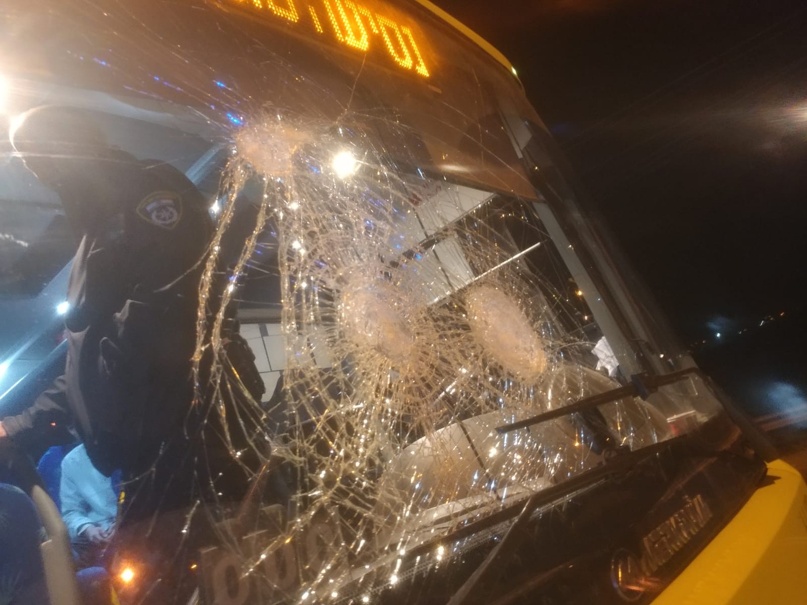 דיווח: מחבלים רגמו באבנים אוטובוס ישראלי באזור צומת ה-T שבגוש עציון וניפצו את שמשתו. הנהג נפצע בראשו