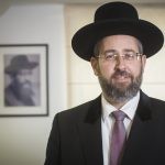 הרב הראשי ביקר בבתי החולים וקרא לכולם: "לכו להתחסן"