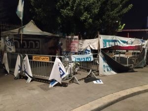 אוהל התמיכה בנתניהו הושחת, פעיל שמאל נחקר בחשד למעשה