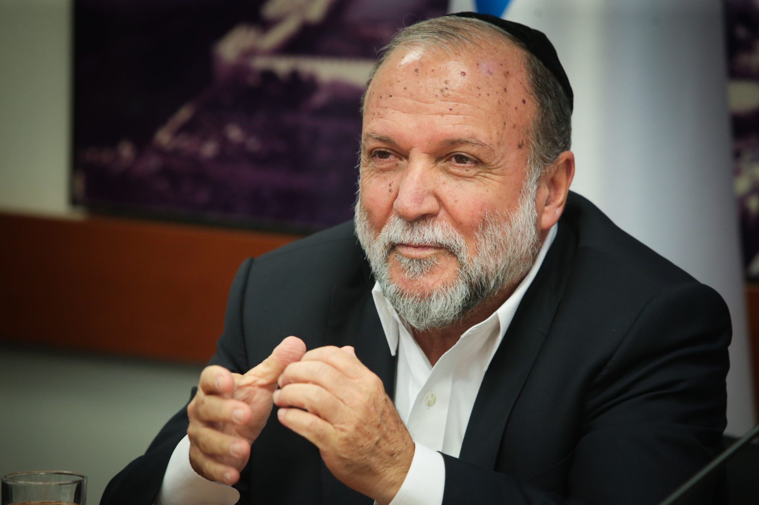 השר יצחק כהן מתפטר מתפקידו במשרד האוצר