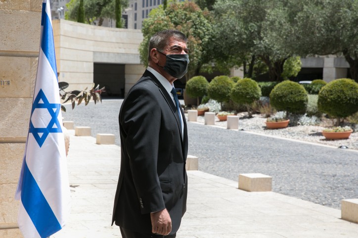 היסטוריה: שר החוץ מקבל את פניהם של המשלחת הבחריינית