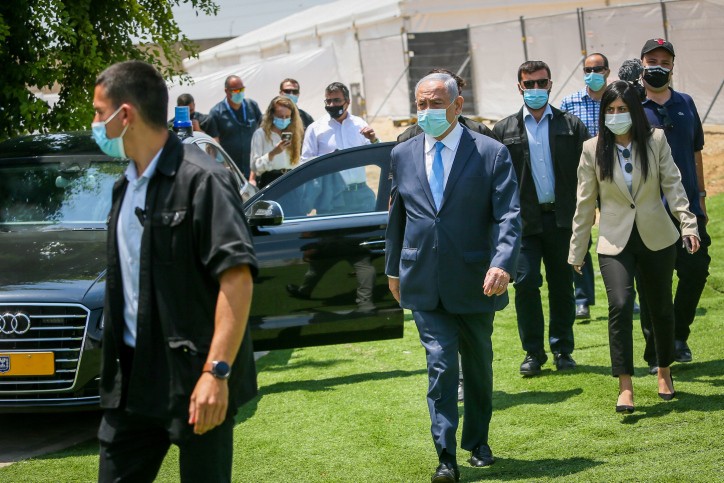 ראש הממשלה נתניהו בביקור במספרה וחנות ירקות בגבעתיים | צפו