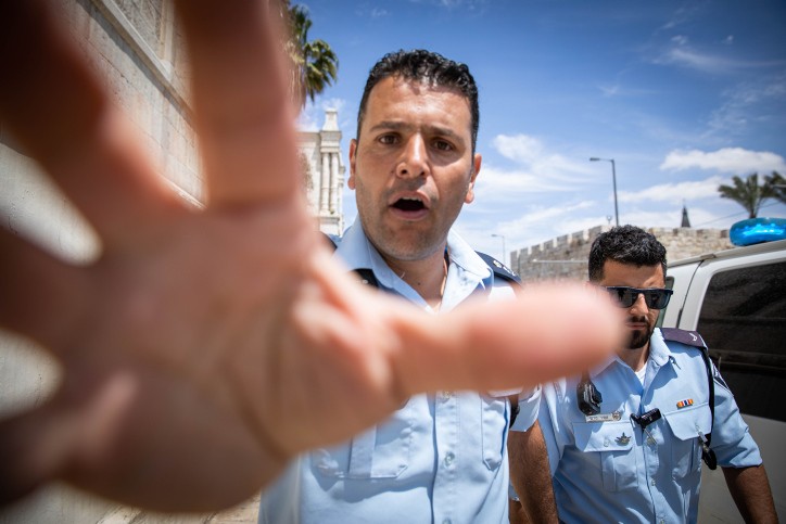 קצין המשטרה ניסו גואטה מואשם בתקיפת מפגין וצלם