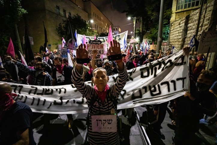 תיעוד בלעדי: תקיפה חמורה ומתמשכת כלפי שוטרים בהפגנת השמאל אמש