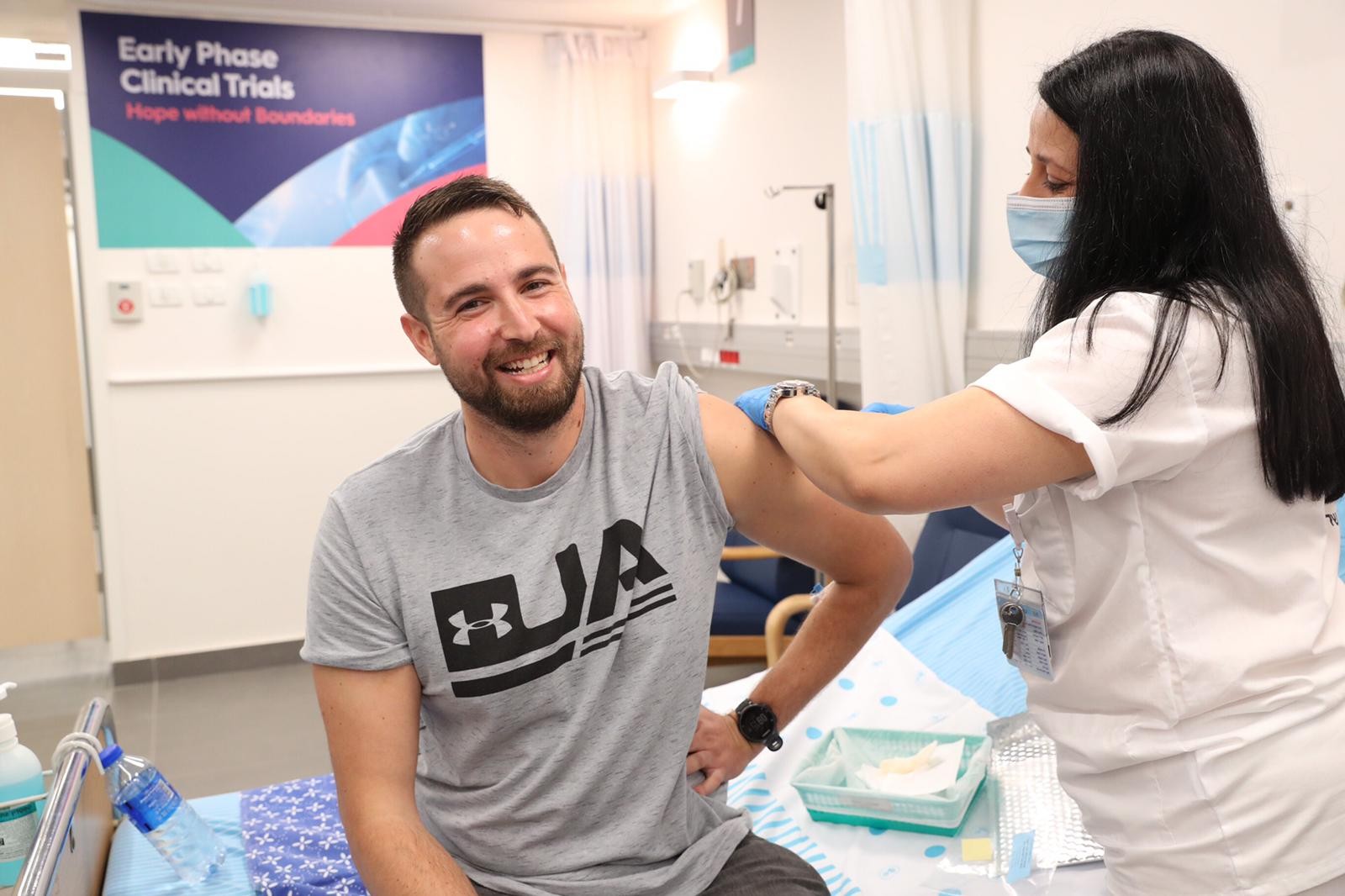הנסיין הראשון לחיסון הקורונה שוחרר מביה"ח: "מרגיש נהדר"