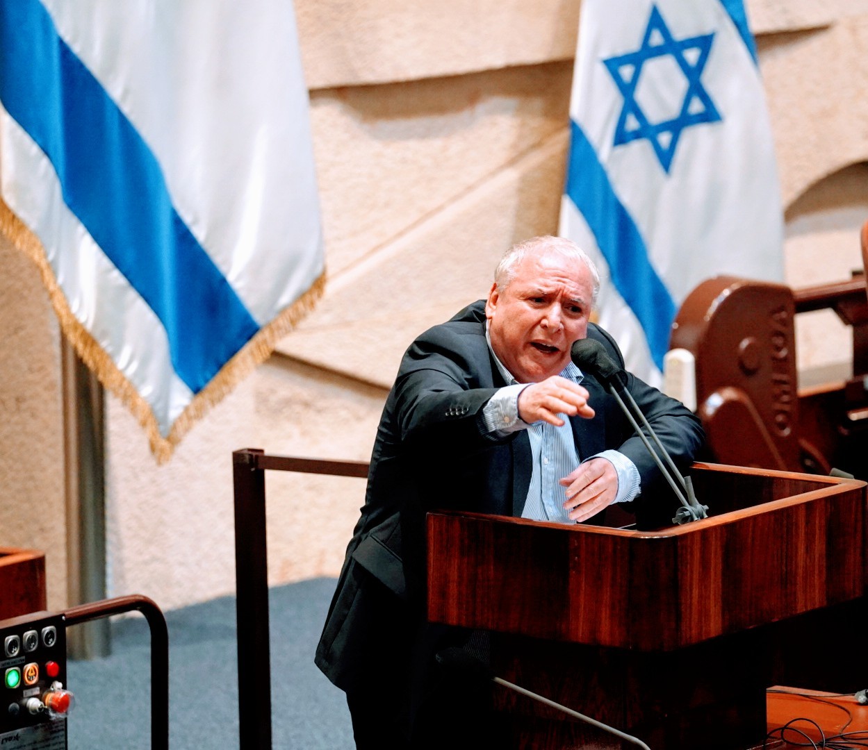 כמה מרוויח נתניהו לפי שעה על פי השר אמסלם? פחות ממלצר
