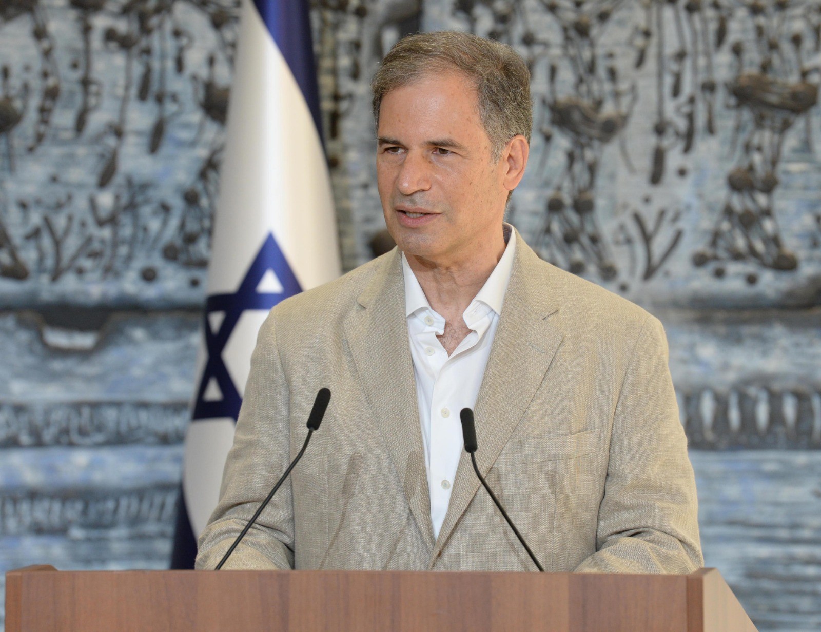 חתם נגד נתניהו - וכעת משתף פעולה עם ממשלתו: "מעורר השראה"