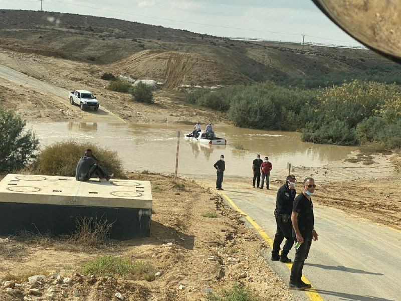 טנדר עם שני נוסעים נלכד בתוך מים באזור נחל סכר שליד נאות חובב - השניים עלו על הגג