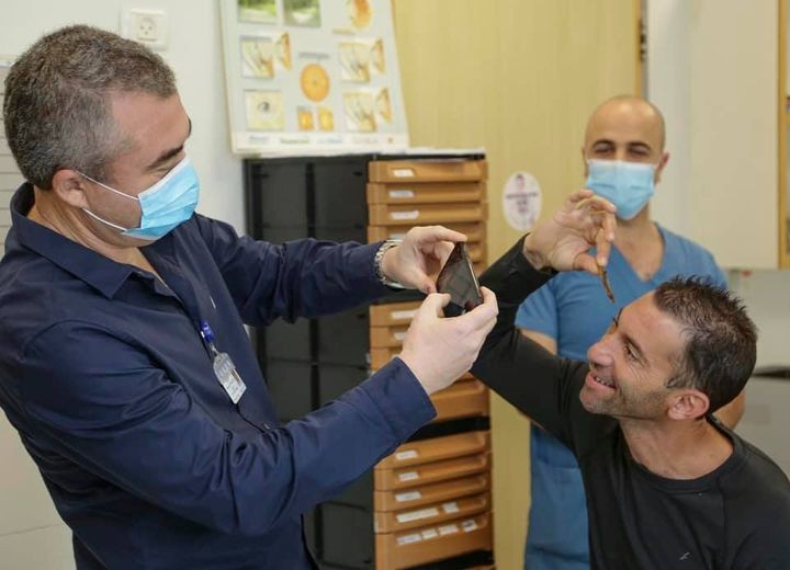 חתיכת עץ נמצאה בתוך העין - צוות מומחים נחלץ לעזור