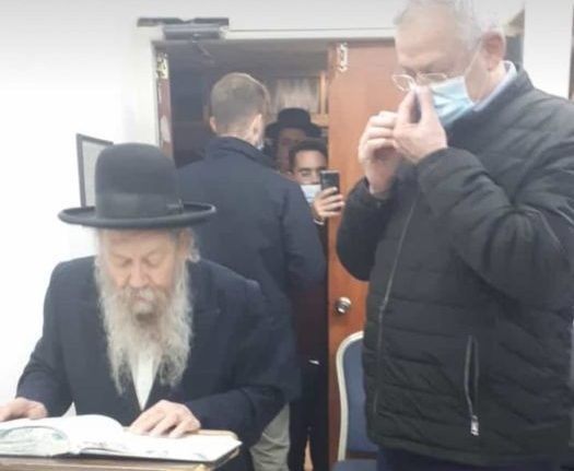 שר הביטחון גנץ הגיע לקבל ברכה מזקן המקובלים | צפו