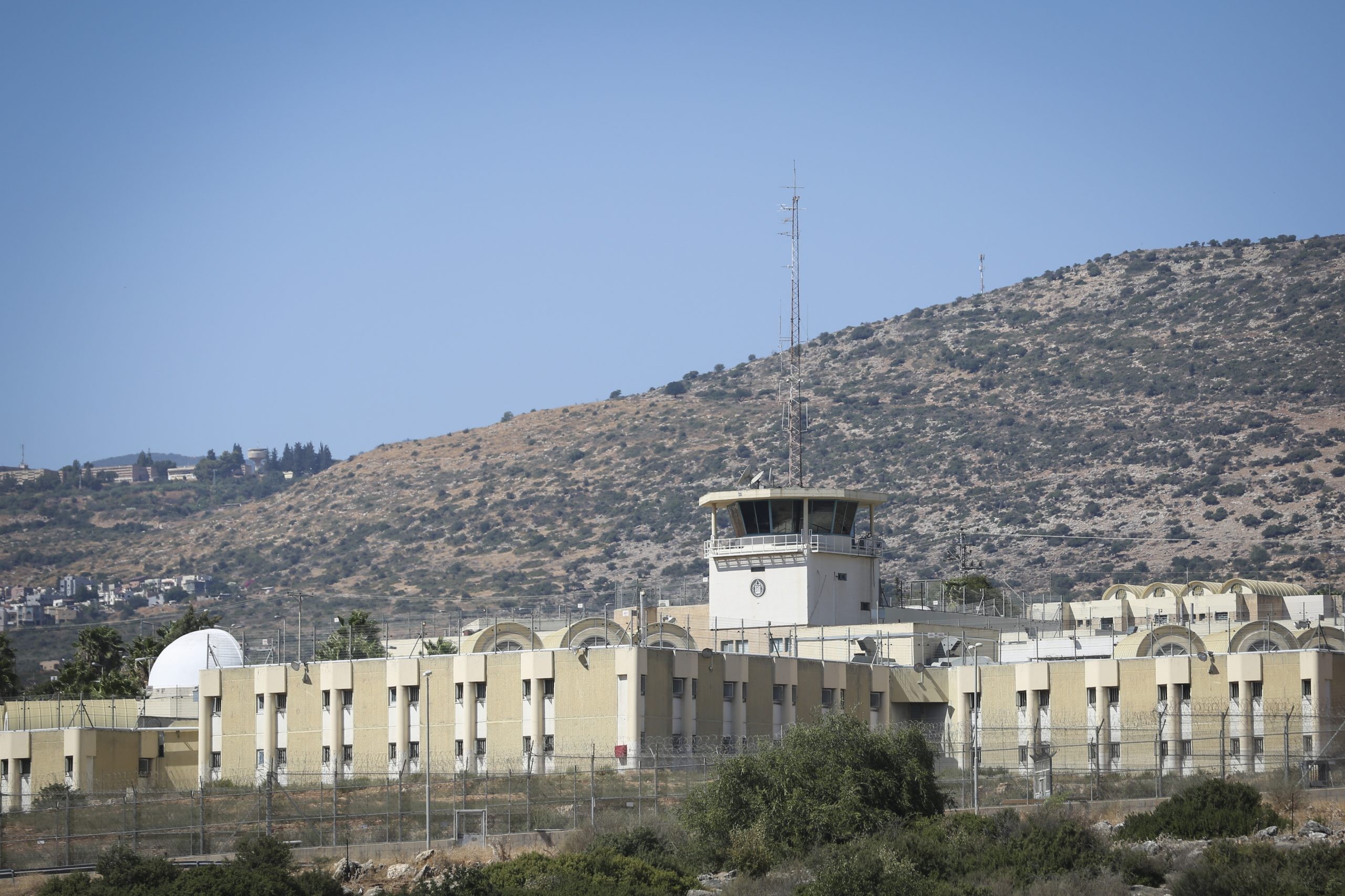 קייטנה בבתי הכלא: אסירים בטחוניים תועדו עם ממתקים | צפו