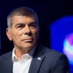שר החוץ גבי אשכנזי הודיע על פרישה מכחול לבן