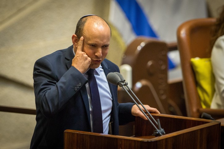 האם מערכת המשפט מחזיקה את בנט בגרון?