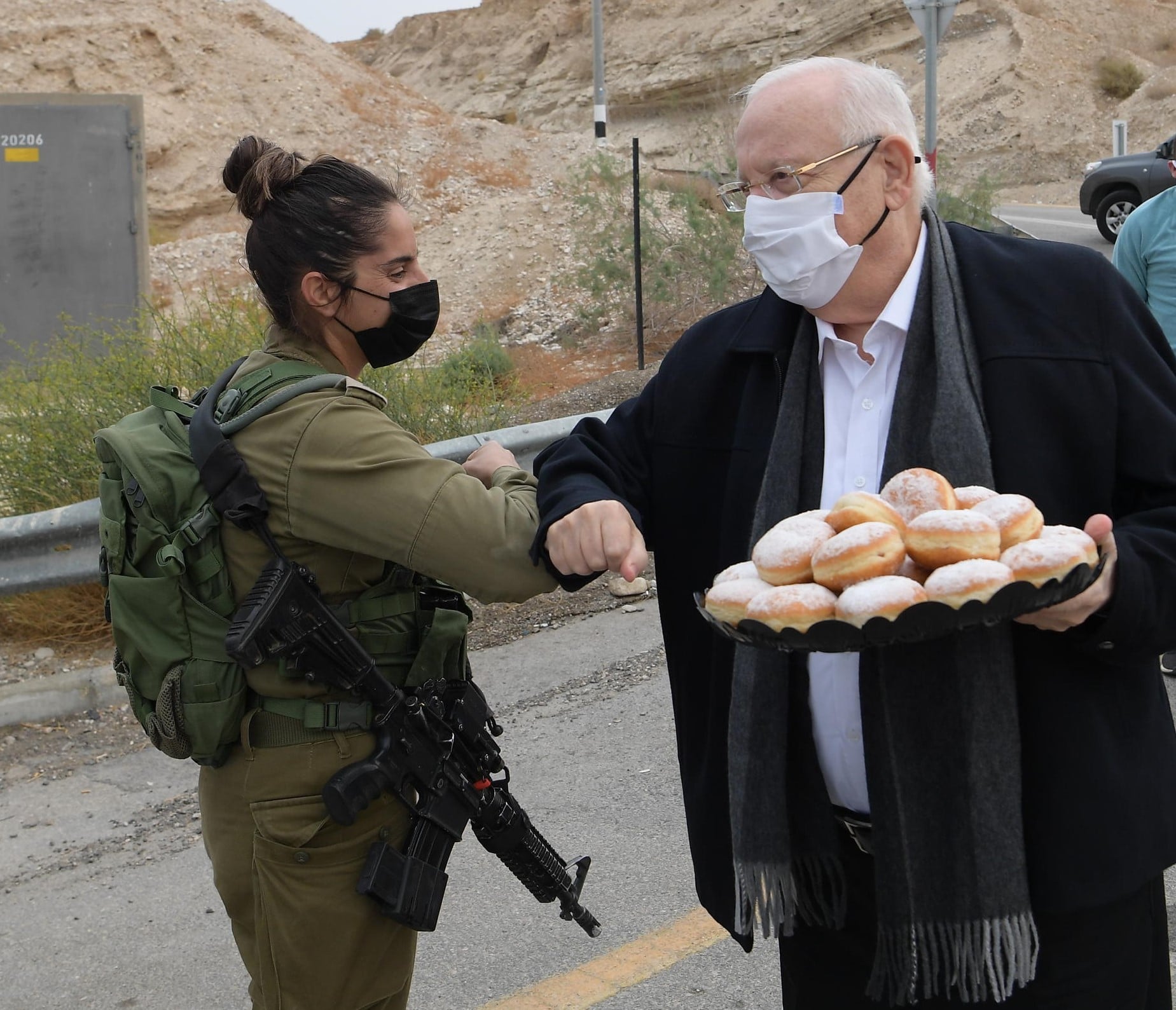 נשיא המדינה מחלק סופגניות לחיילים