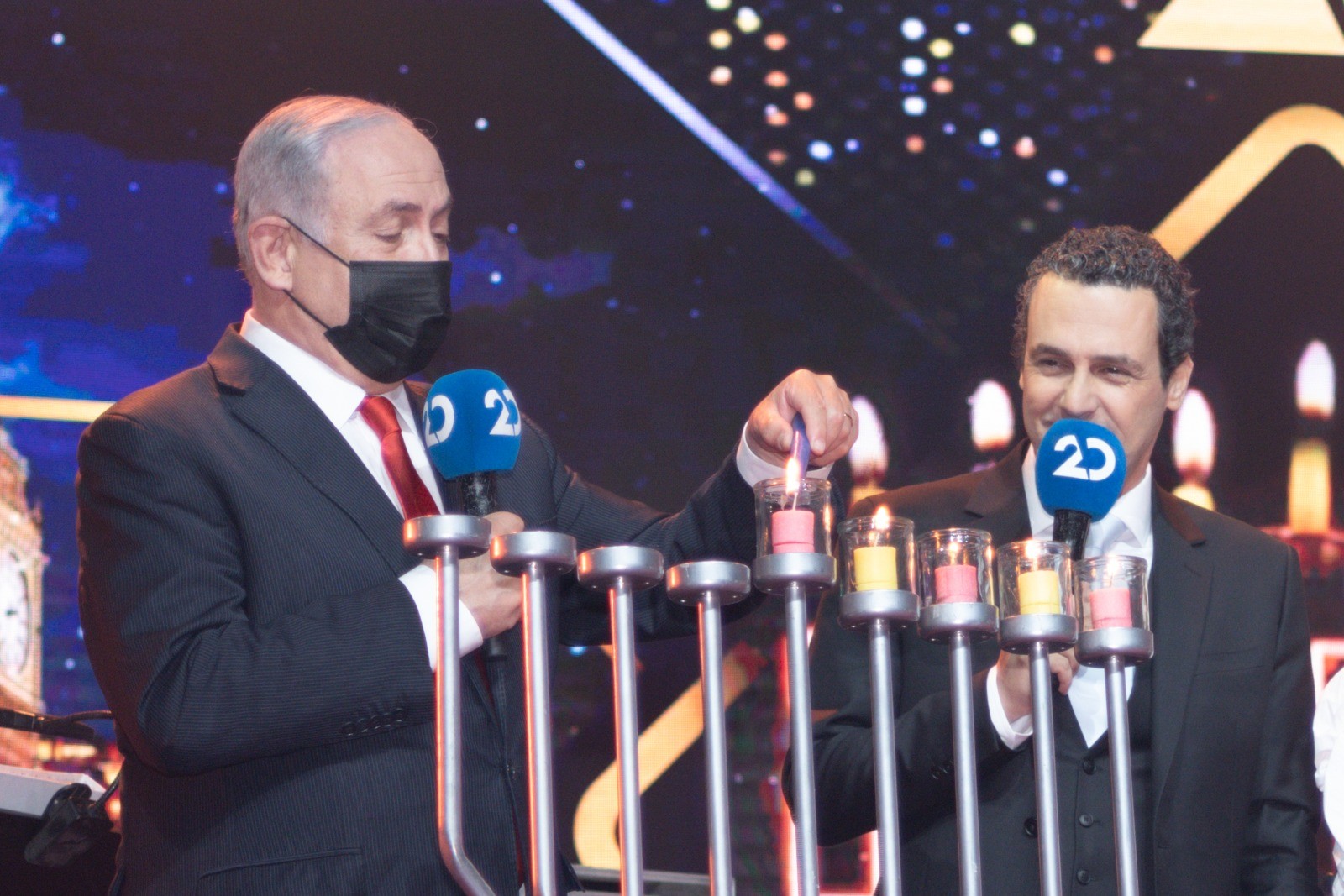 אברהם פריד וקובי אפללו, וגם בנימין נתניהו ומרים פרץ | חנוכה Live, היום הראשון