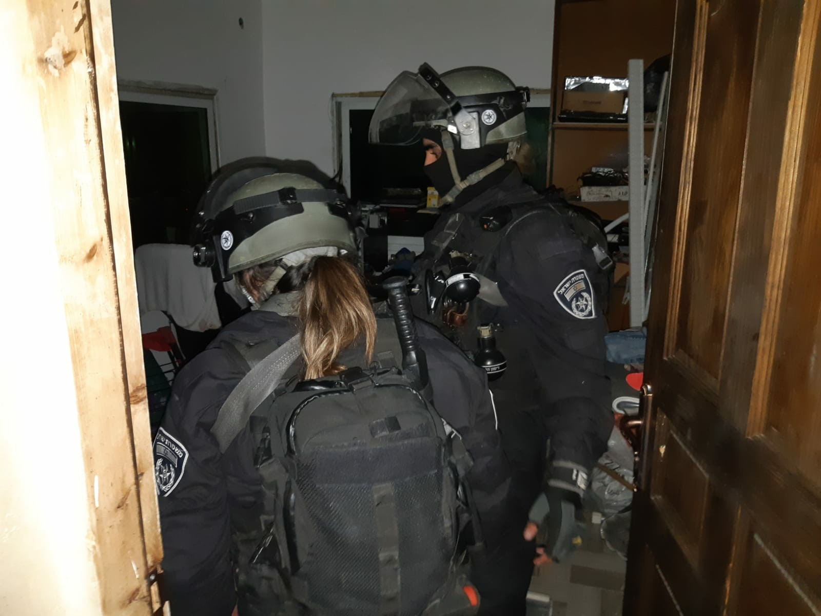 יידה אבנים לעבר הלוחמים ונתפס על חם
