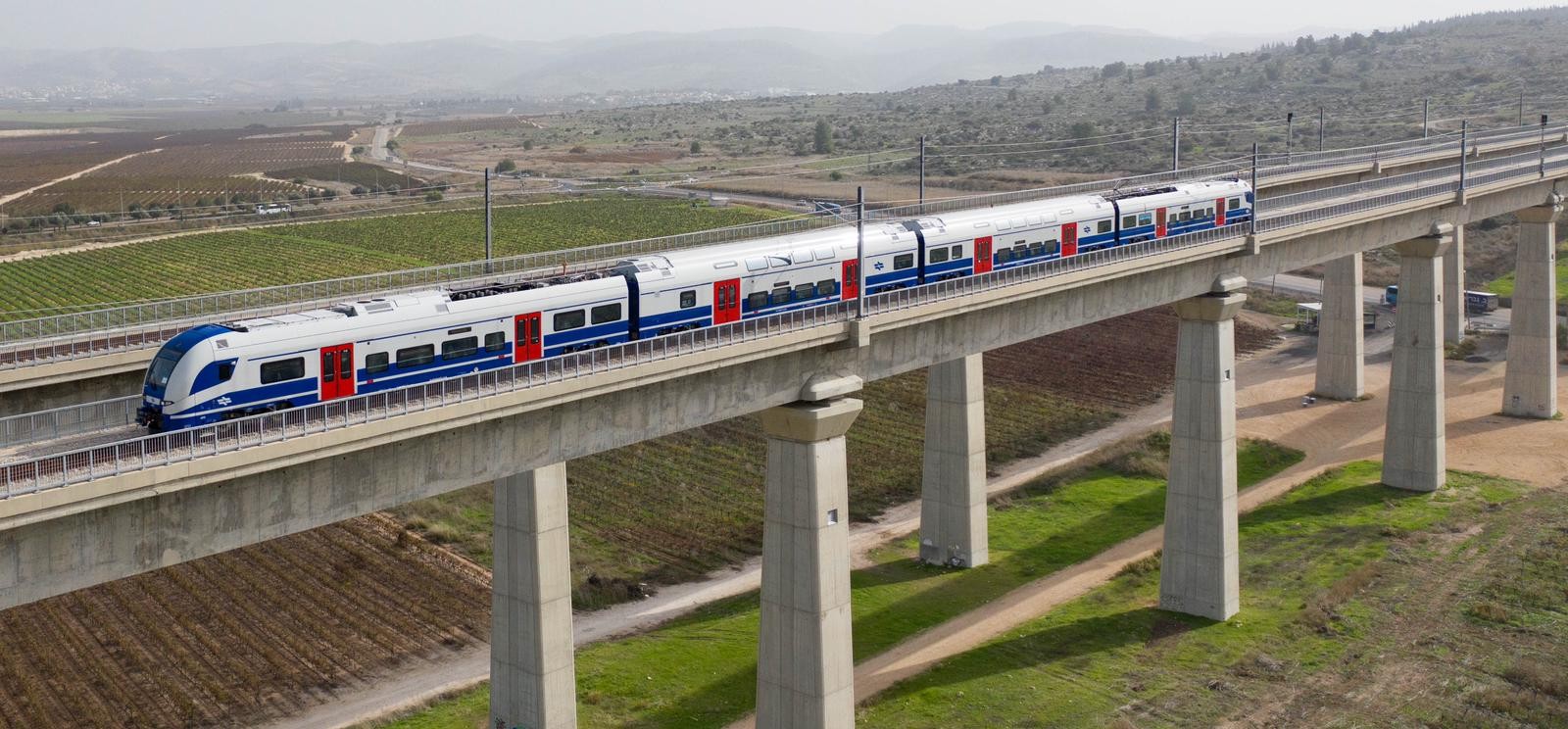צפו ברכבות החשמליות החדשות בנסיעה ראשונה בישראל