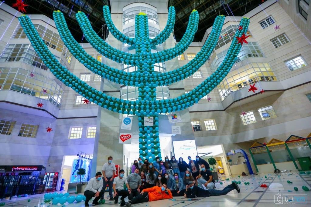 חנוכיית הבלונים הגדולה בעולם- בבית החולים שניידר