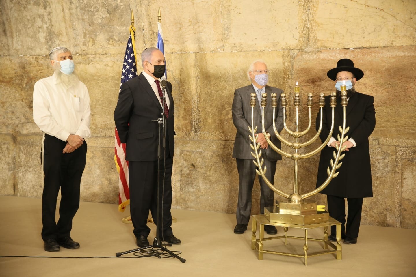 הדלקת נר ראשון של חנוכה בצל הקורונה ברחבת הכותל המערבי