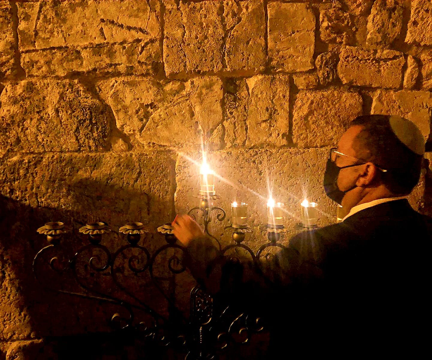 צפו: ראש עיריית ירושלים בהדלקת נרות בכותל הקטן