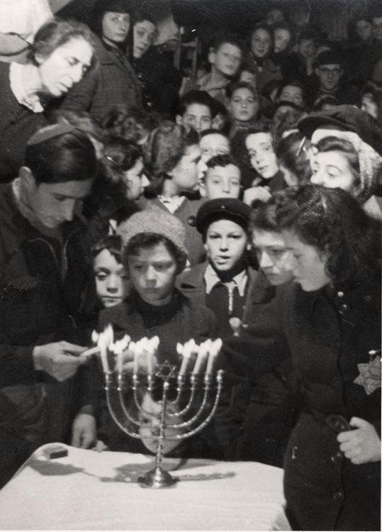 גם באפלה הכי גדולה | בני הנוער שלא ויתרו על הדלקת נרות חנוכה בשואה
